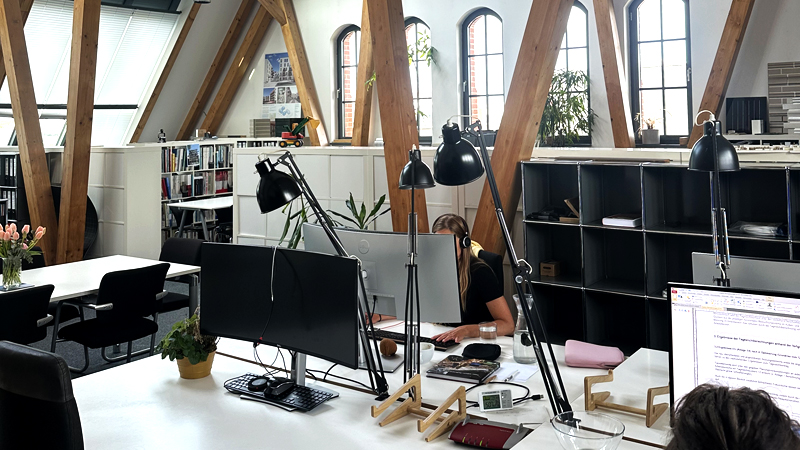 Unser Büro am Standort Berlin im EnergieForum - von hier sind wir deutschlandweit im Bereich Nachhaltiges Bauen tätig.