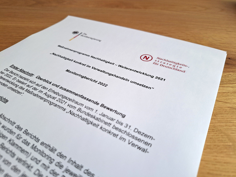 Der Monitoringbericht 2022 "Nachhaltigkeit konkret im Verwaltungshandeln umsetzen" gibt Auskunft über Ziele, Maßnahmen und Beispiele für nachhaltiges Handeln und beschreibt dabei die Weiterentwicklung des BNB-Systems.