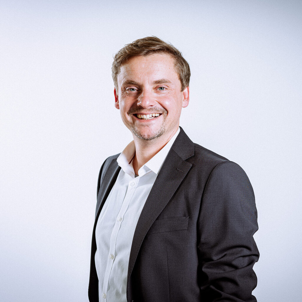 Tobias Wolf ist Geschäftsführer der CRES Consult GmbH mit Sitz in Berlin und Weimar.