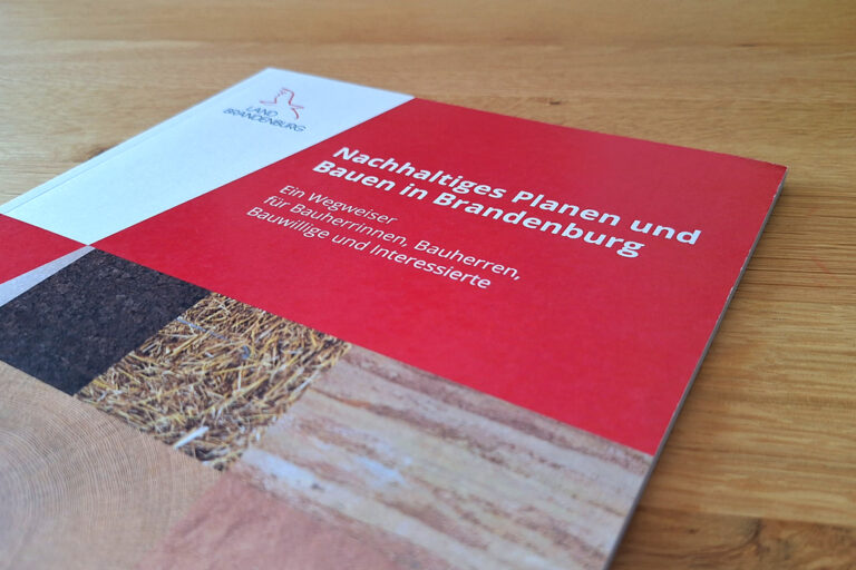 Unter der redaktionellen Leitung von CRES Consult entstand die aktualisierte Broschüre Nachhaltiges Planen und Bauen in Brandenburg.